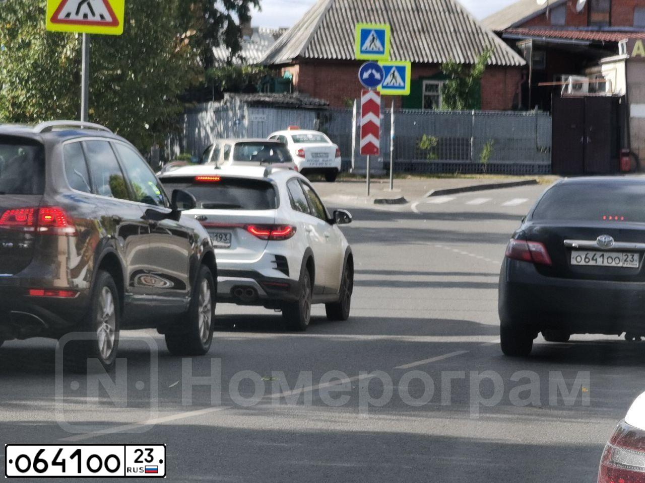 Фото автомобиля FORD FOCUS, 2008 — госномер О641ОО23. Цвет: Серебристый