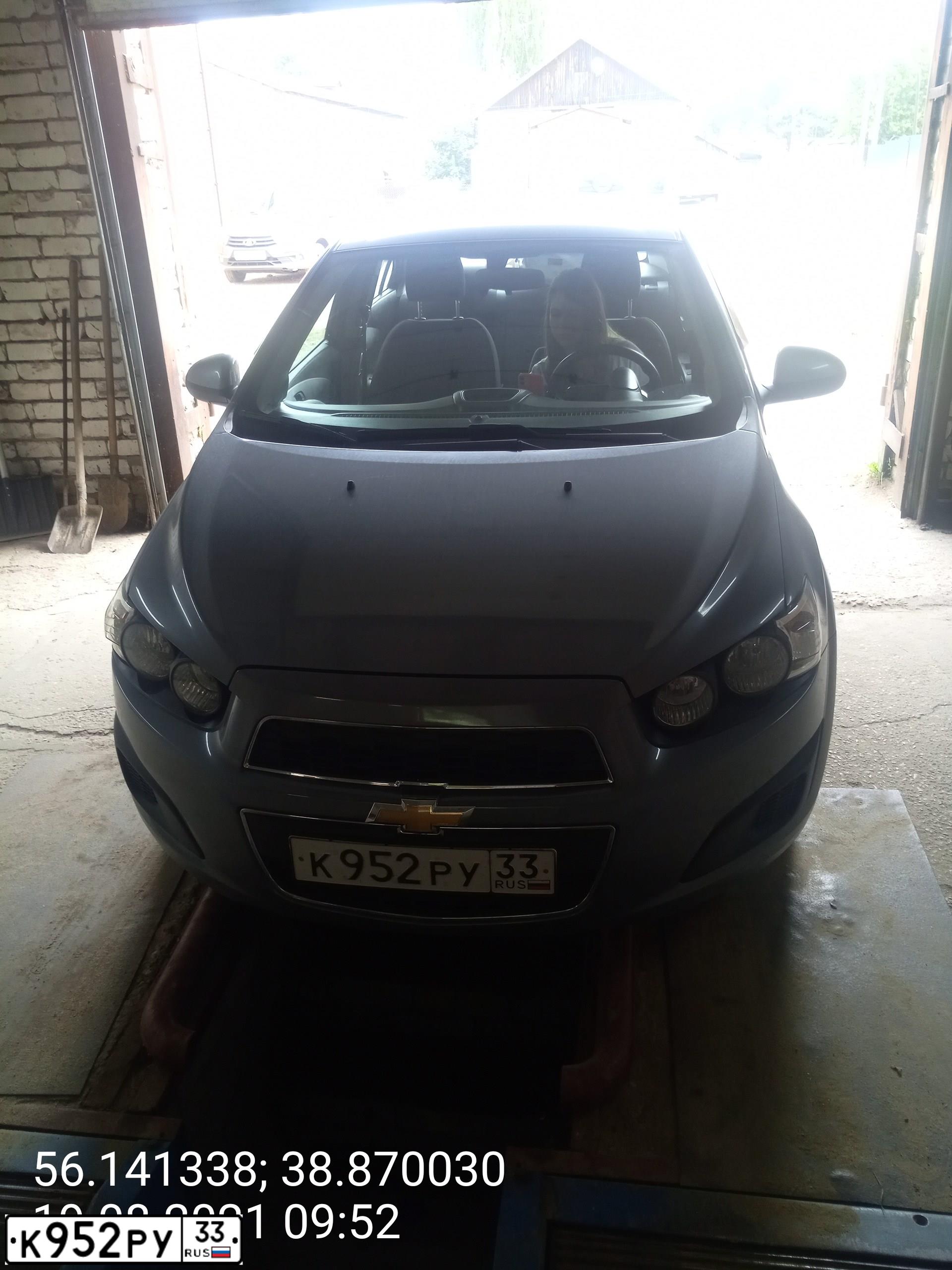 Фото автомобиля CHEVROLET AVEO, 2015 — госномер К952РУ33. Цвет: СЕРЫЙ МЕТАЛЛИК