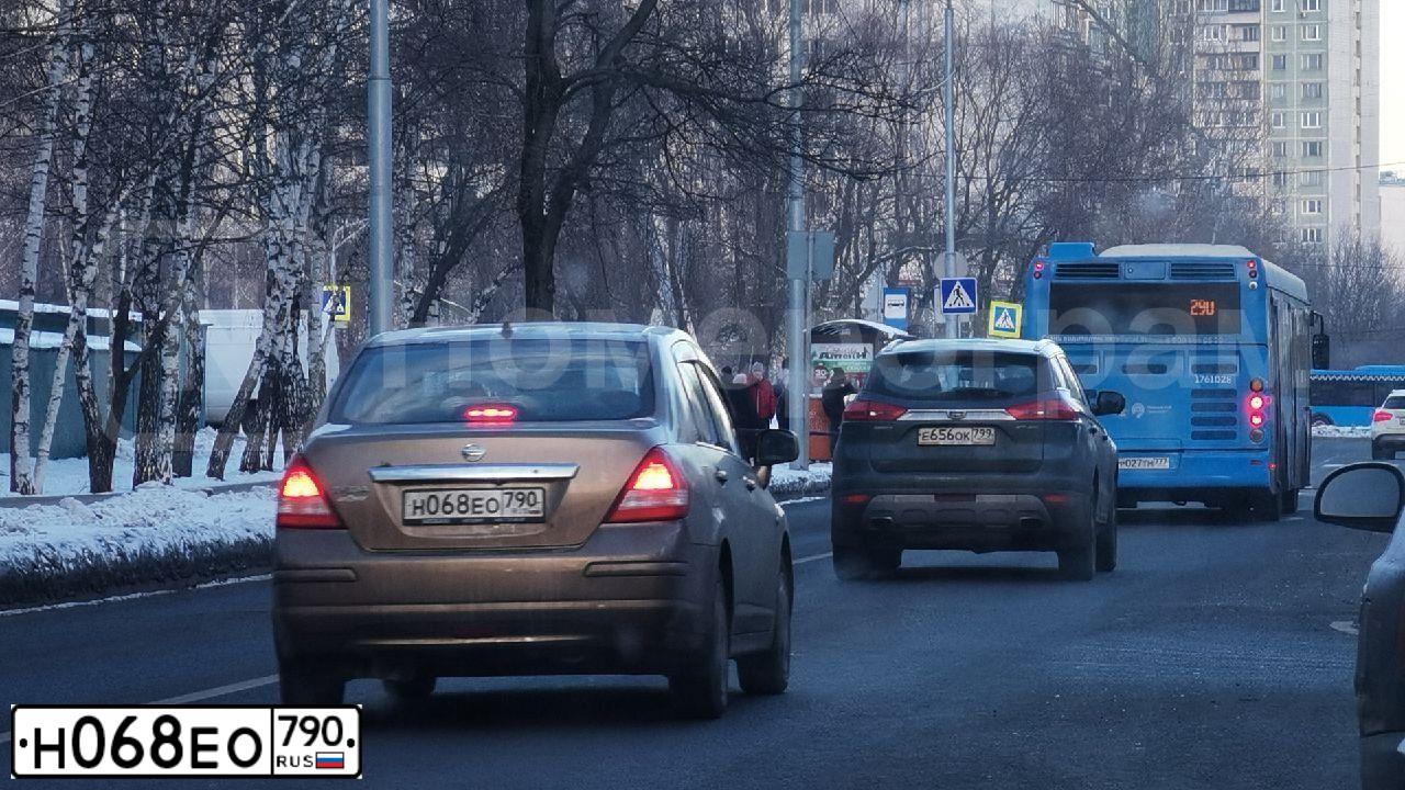 Фото автомобиля NISSAN TIIDA, 2008 — госномер Н068ЕО790. Цвет: БРОНЗОВЫЙ