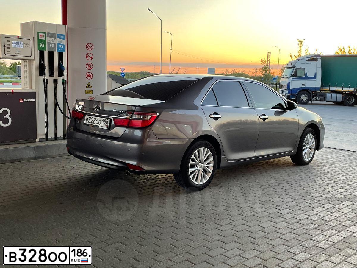 Фото автомобиля TOYOTA CAMRY, 2015 — госномер В328ОО186. Цвет: СЕРЫЙ МЕТАЛЛИК