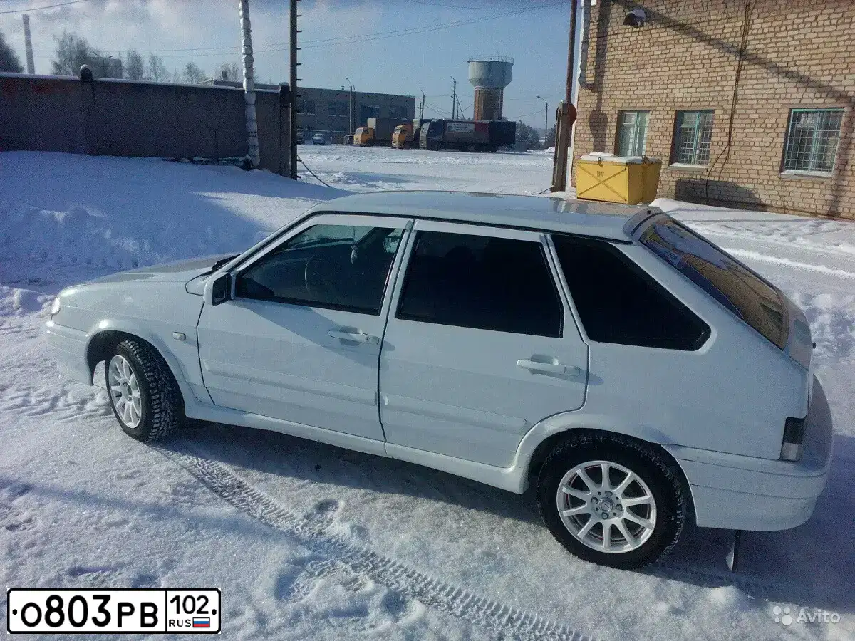 Фото автомобиля LADA 2114 SAMARA, 2013 — госномер Е323НМ702. Цвет: Белый