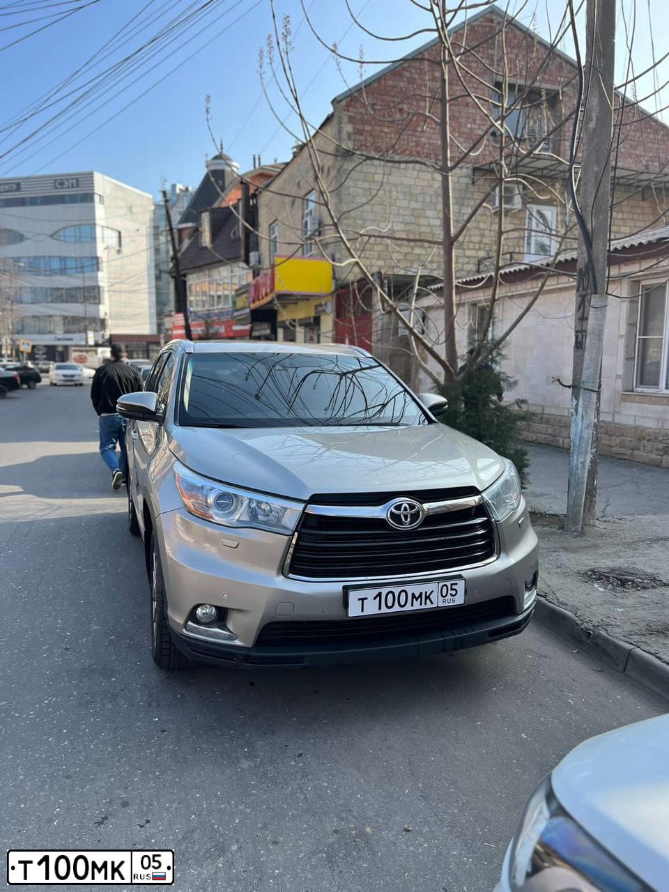 Фото автомобиля TOYOTA CAMRY, 2019 — госномер А555АН05. Цвет: ЧЕРНЫЙ МЕТАЛЛИК
