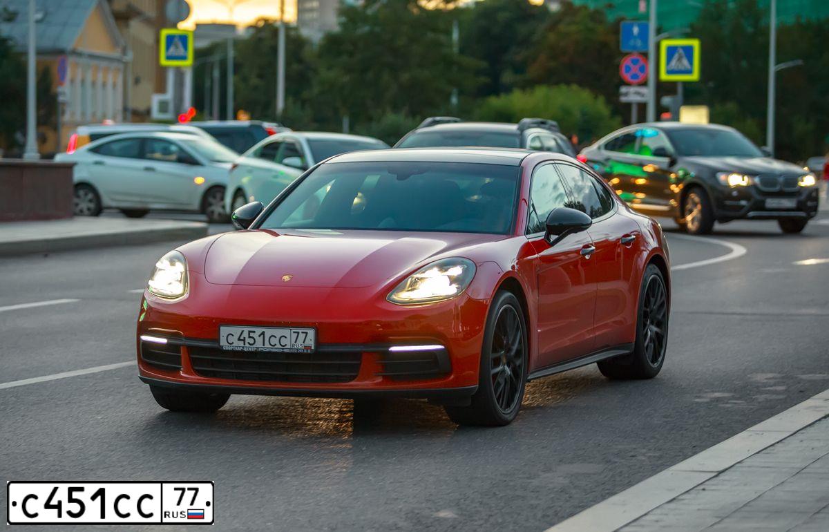 Фото автомобиля PORSCHE PANAMERA, 2012 — госномер С451СС77. Цвет: Красный