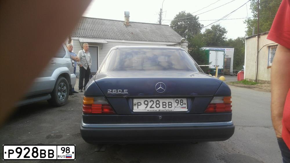 Фото автомобиля MERCEDES E-KLASSE, 1992 — госномер Е762ХР198. Цвет: синий