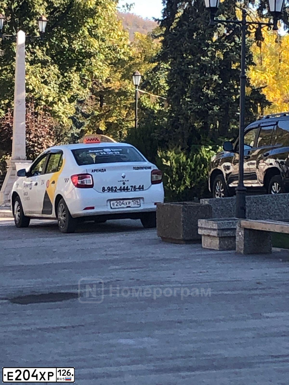 Фото автомобиля RENAULT LOGAN, 2020 — госномер Е204ХР126. Цвет: БЕЛЫЙ