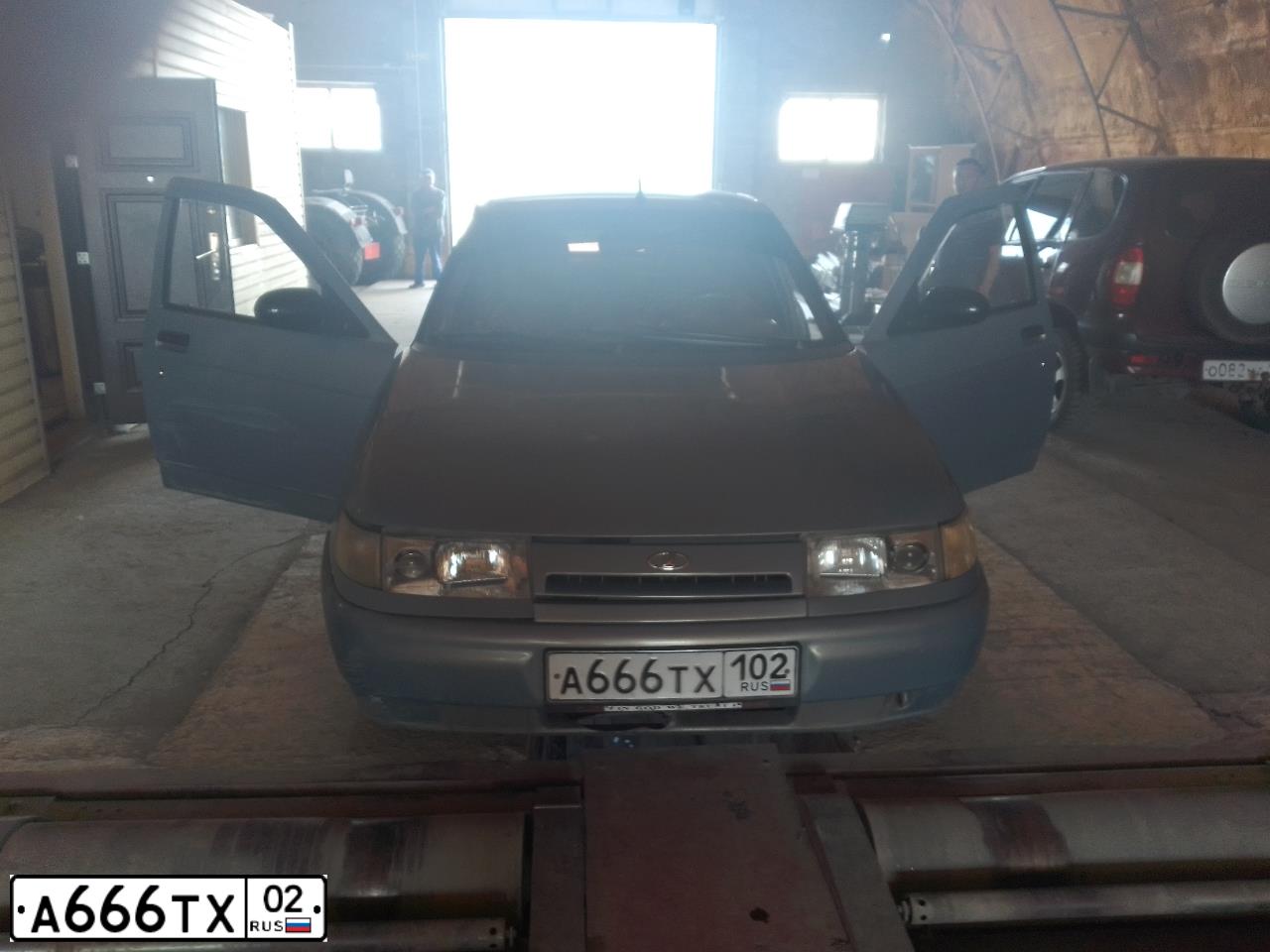 Фото автомобиля LADA 2112, 2002 — госномер А666ТХ02. Цвет: ЗОЛОТИСТО-СЕРЫЙ