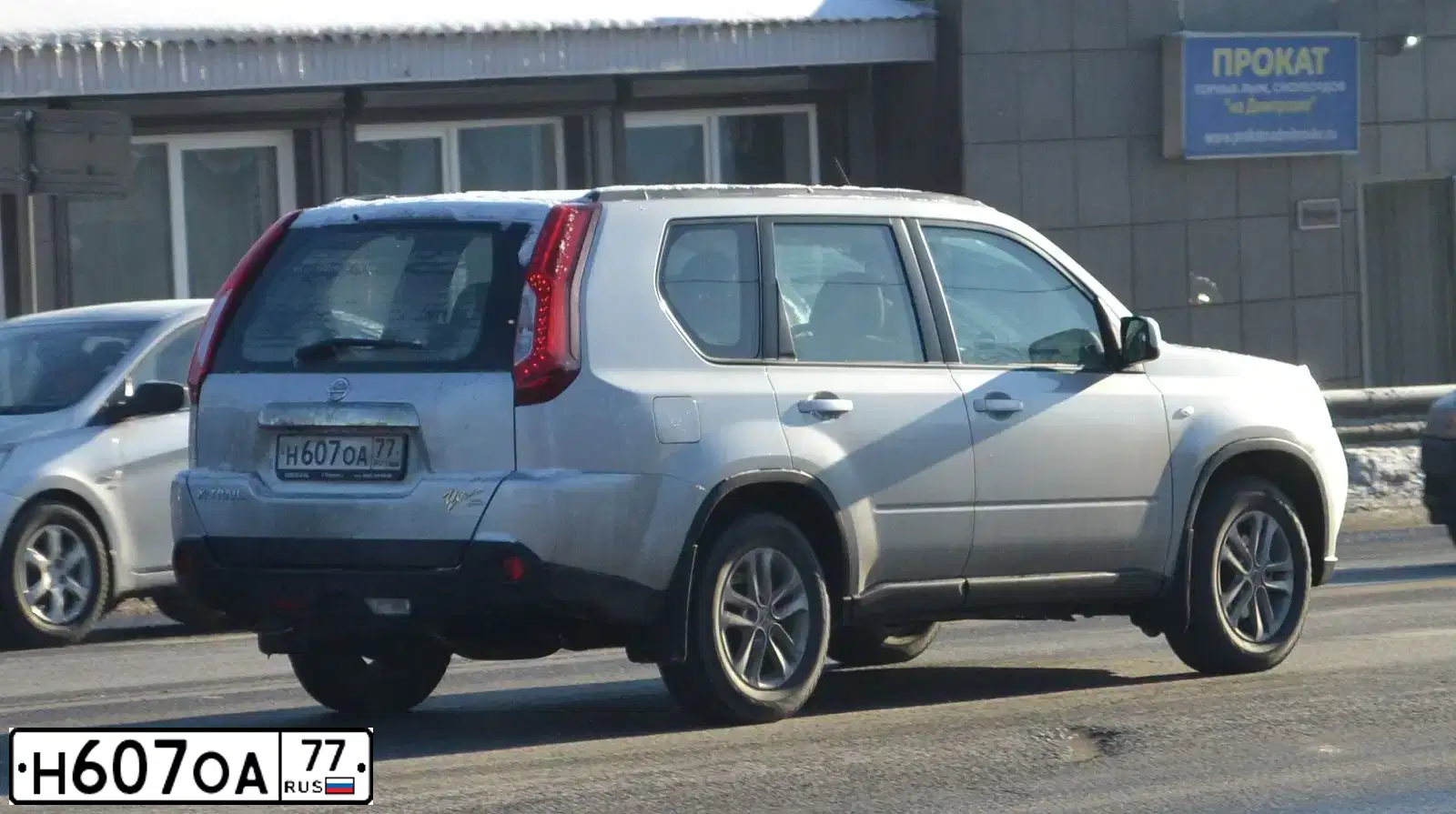 Фото автомобиля NISSAN X-TRAIL, 2013 — госномер Н607ОА77. Цвет: СЕРЫЙ СВЕТЛЫЙ