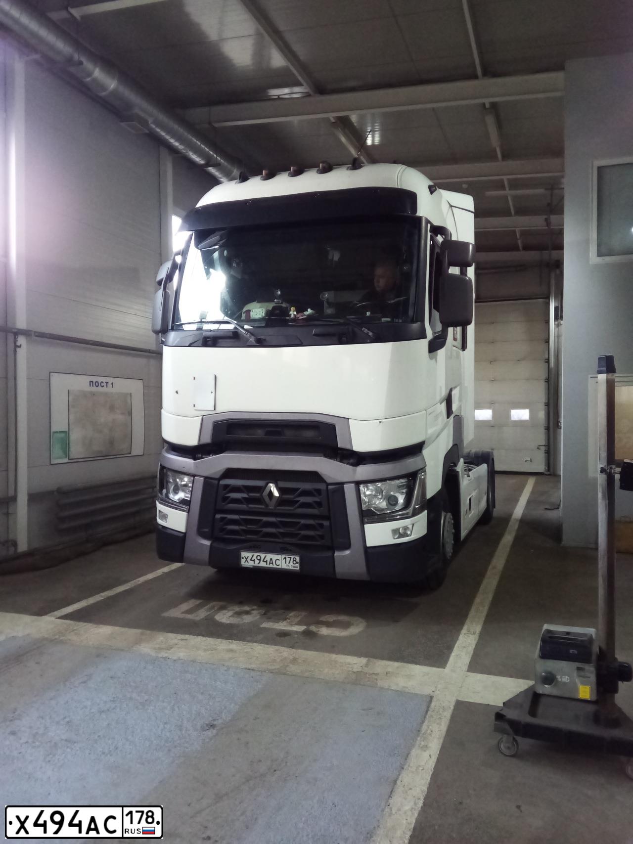 Фото автомобиля RENAULT T-SERIE, 2017 — госномер Х494АС178. Цвет: Белый