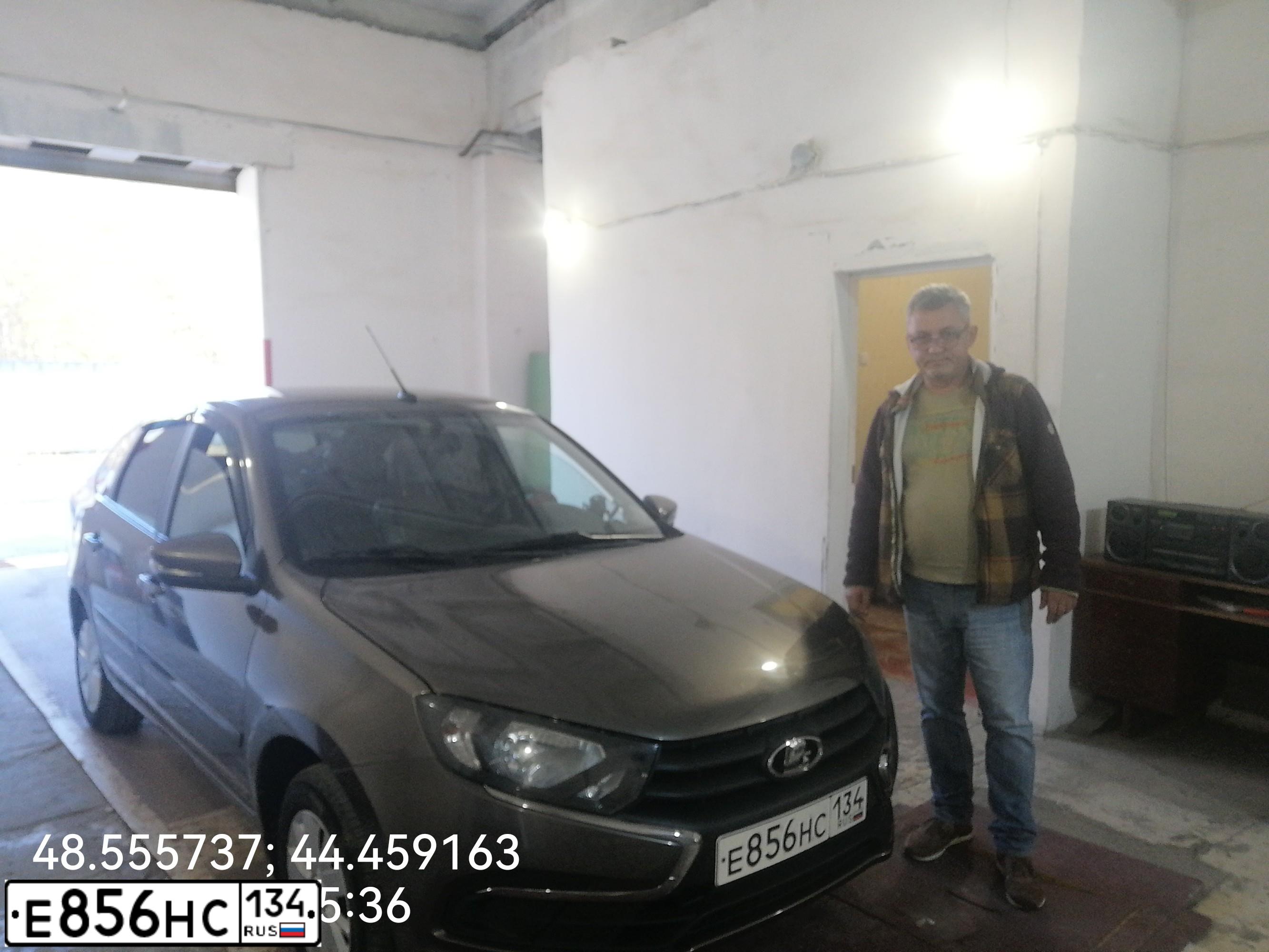 Фото автомобиля LADA 2190 GRANTA, 2017 — госномер Е856НС134. Цвет: БЕЛЫЙ