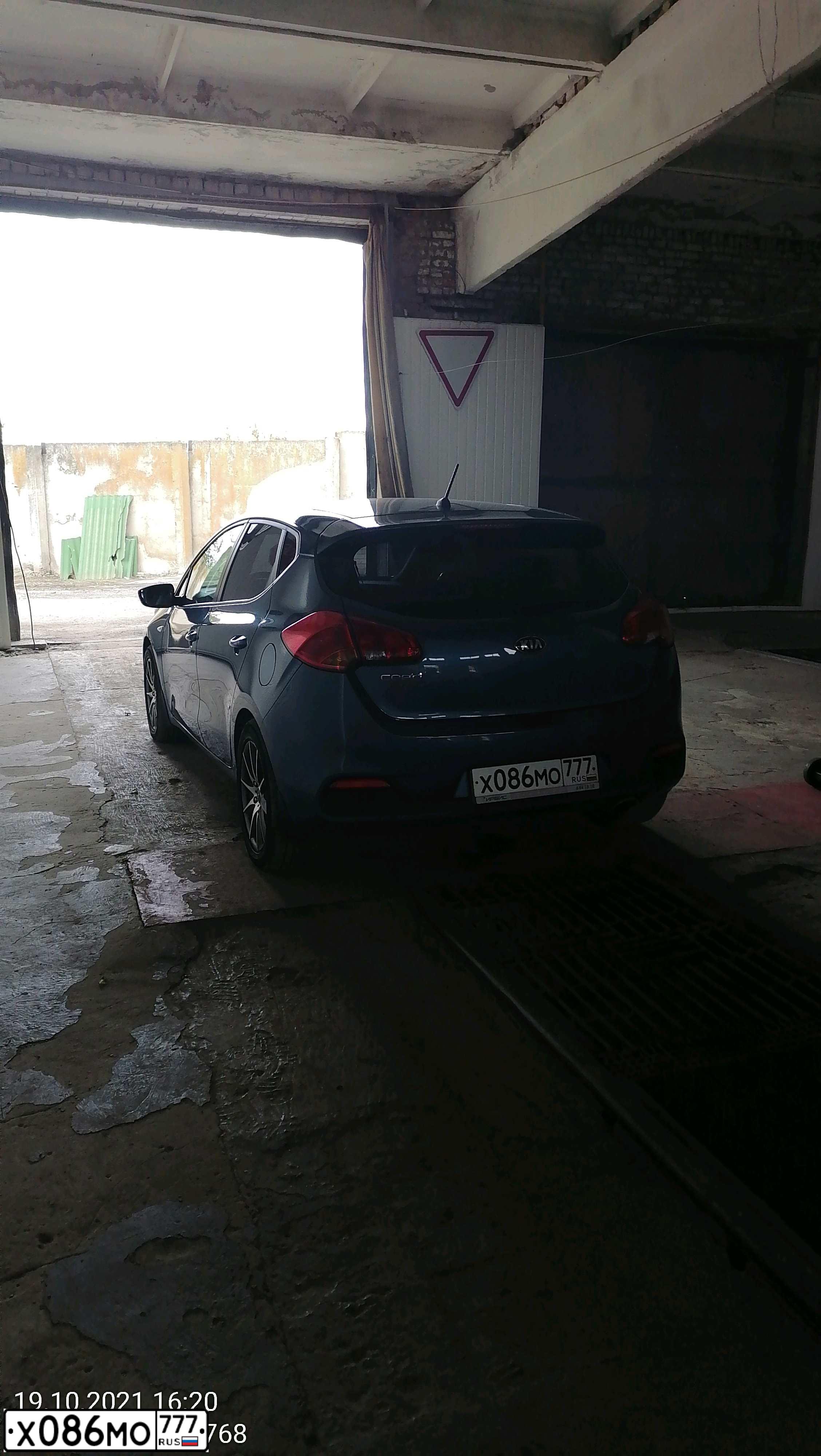 Фото автомобиля KIA CEE'D, 2014 — госномер О081УМ790. Цвет: синий