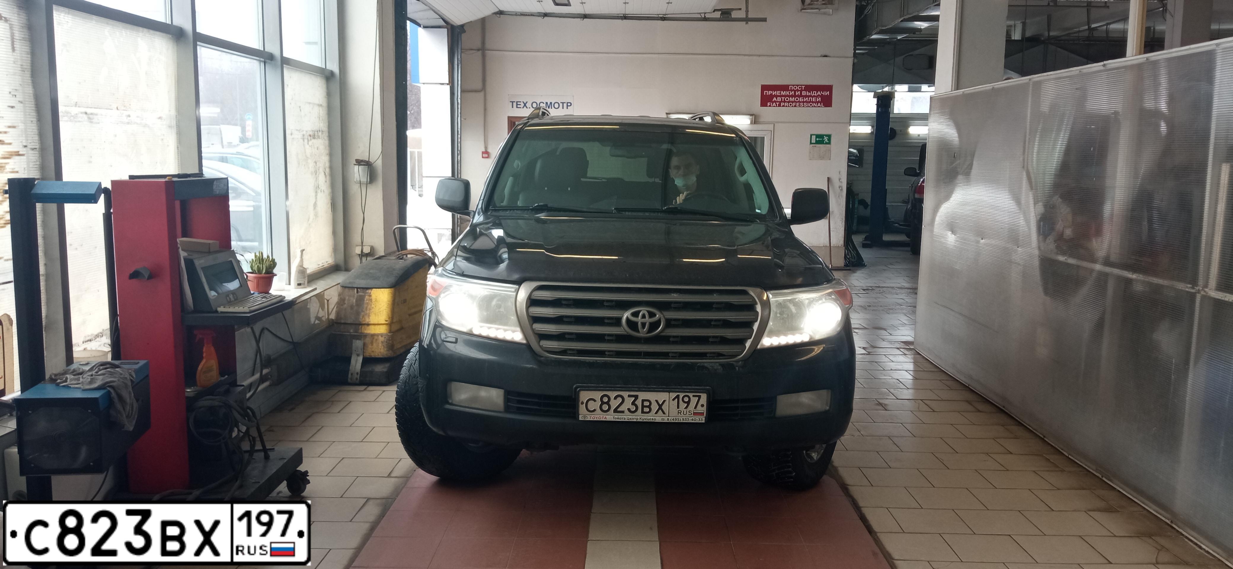 Фото автомобиля TOYOTA LANDCRUISER 200, 2010 — госномер С823ВХ197. Цвет: ЧЕРНЫЙ