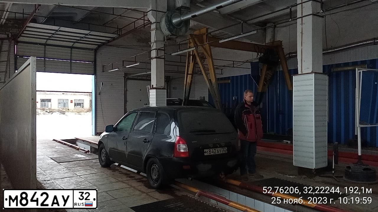 Фото автомобиля LADA 1117 KALINA, 2011 — госномер М842АУ32. Цвет: СИНЕ-ЧЕРНЫЙ