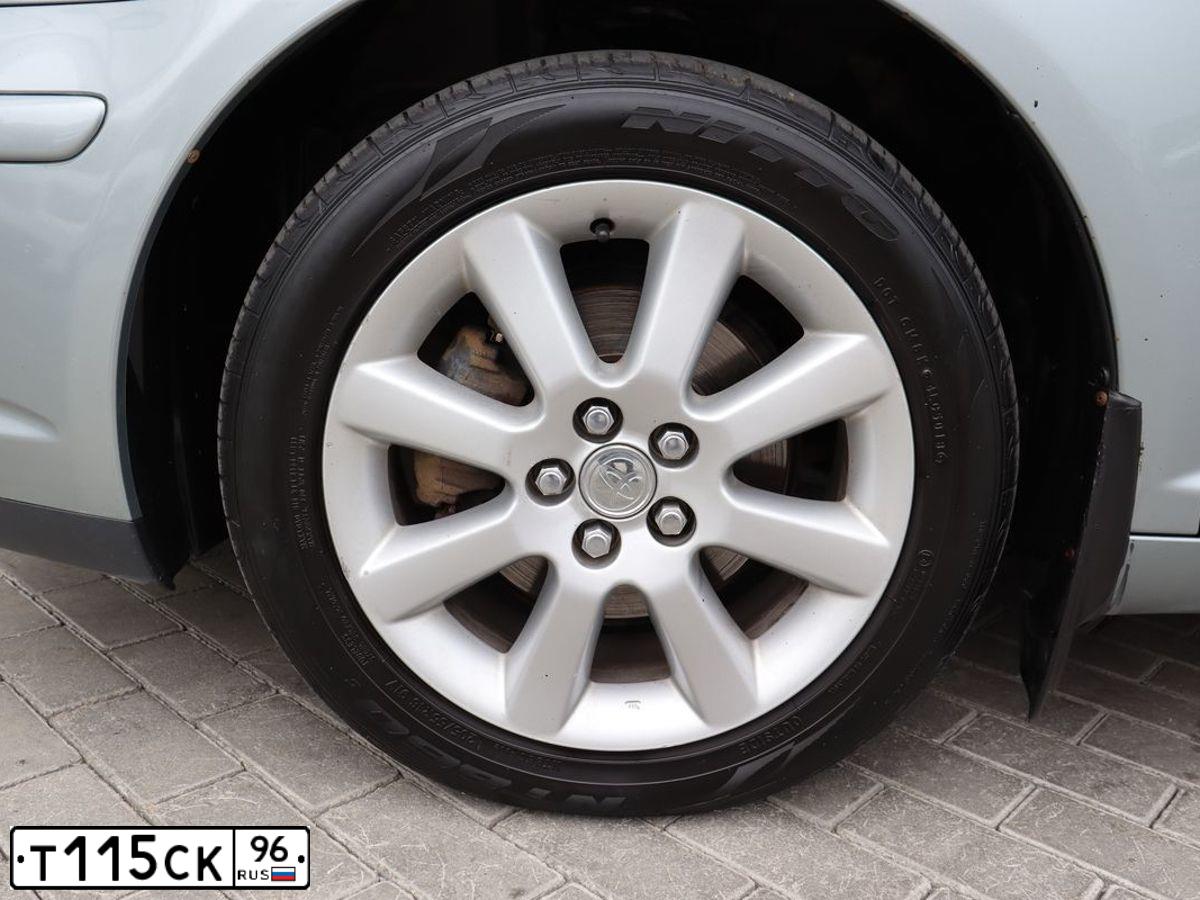 Фото автомобиля TOYOTA AVENSIS, 2007 — госномер С428СУ196. Цвет: СВЕТЛО-СЕРЫЙ