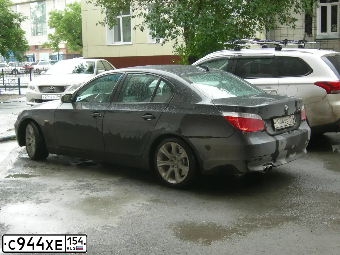 Фото автомобиля BMW SERIE 5, 2004 — госномер М500КВ154. Цвет: ЧЕРНЫЙ