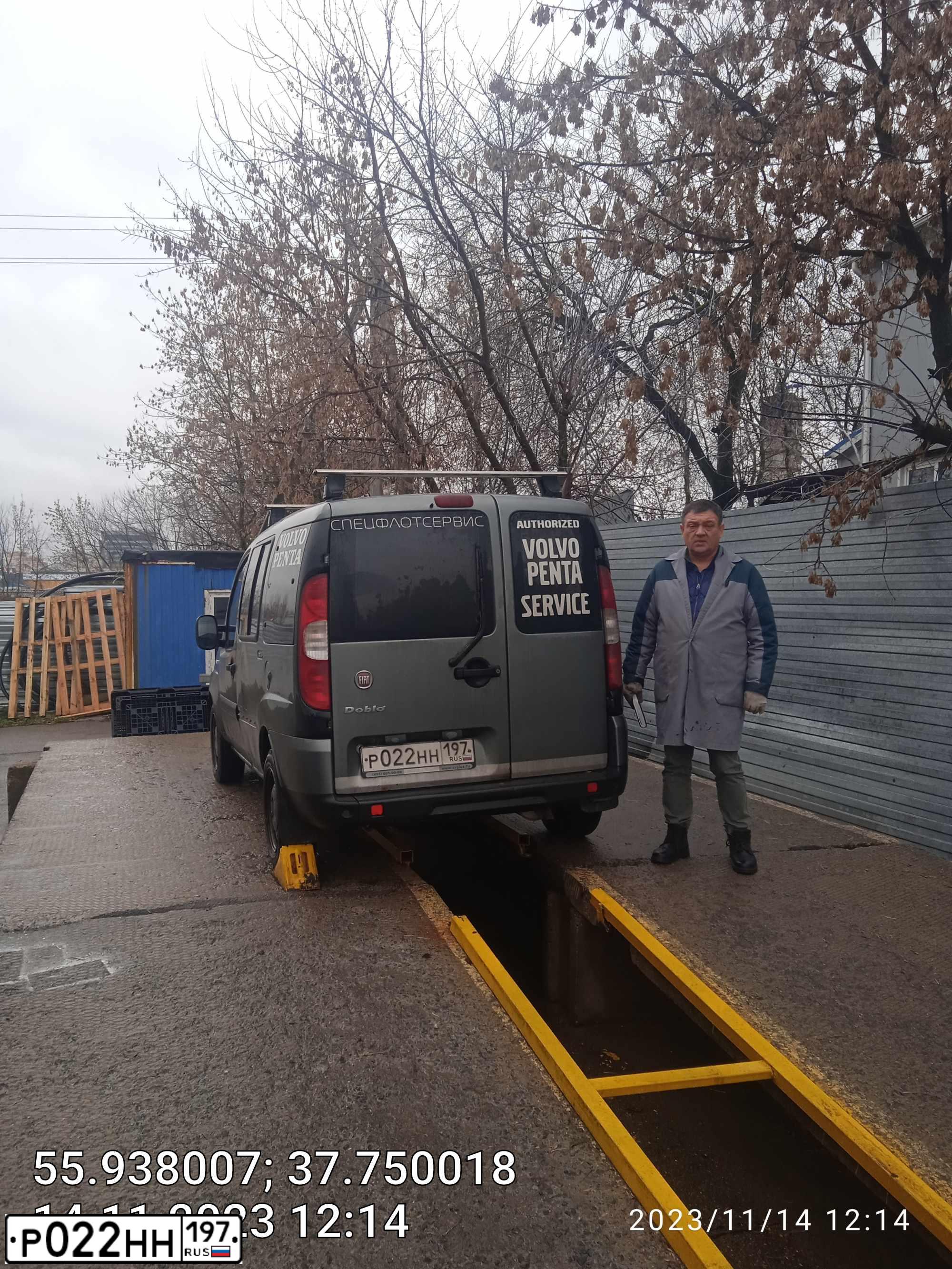 Фото автомобиля FIAT DOBLO, 2011 — госномер Р022НН197. Цвет: СЕРЫЙ