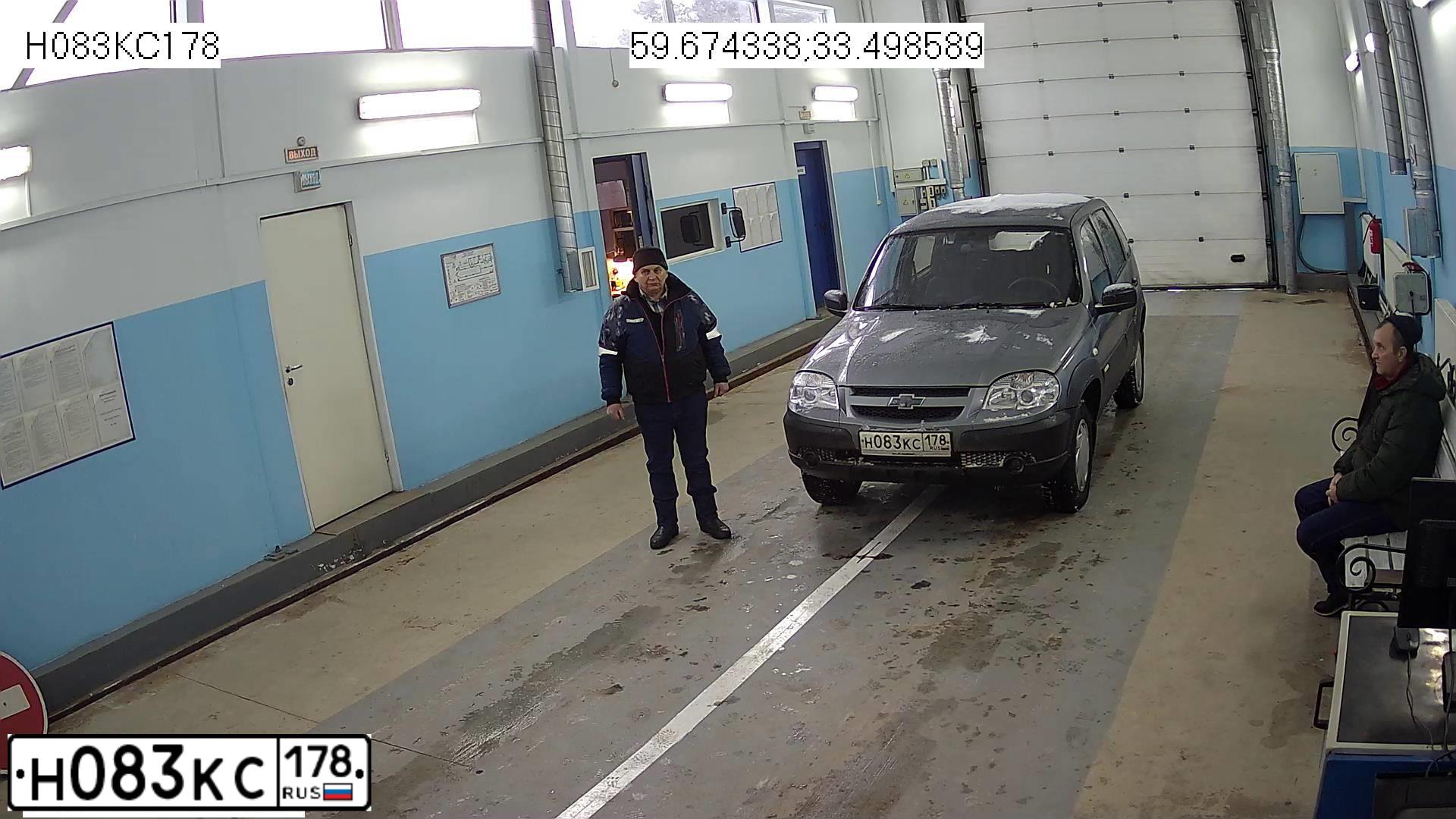 Фото автомобиля CHEVROLET NIVA, 2012 — госномер Е472АВ147. Цвет: ТЕМНО-СЕРЫЙ МЕТАЛЛИК