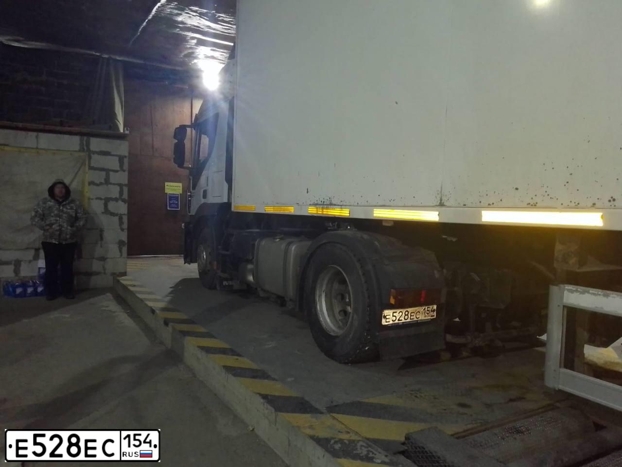Фото автомобиля IVECO STRALIS, 2015 — госномер Е528ЕС154. Цвет: БЕЛЫЙ
