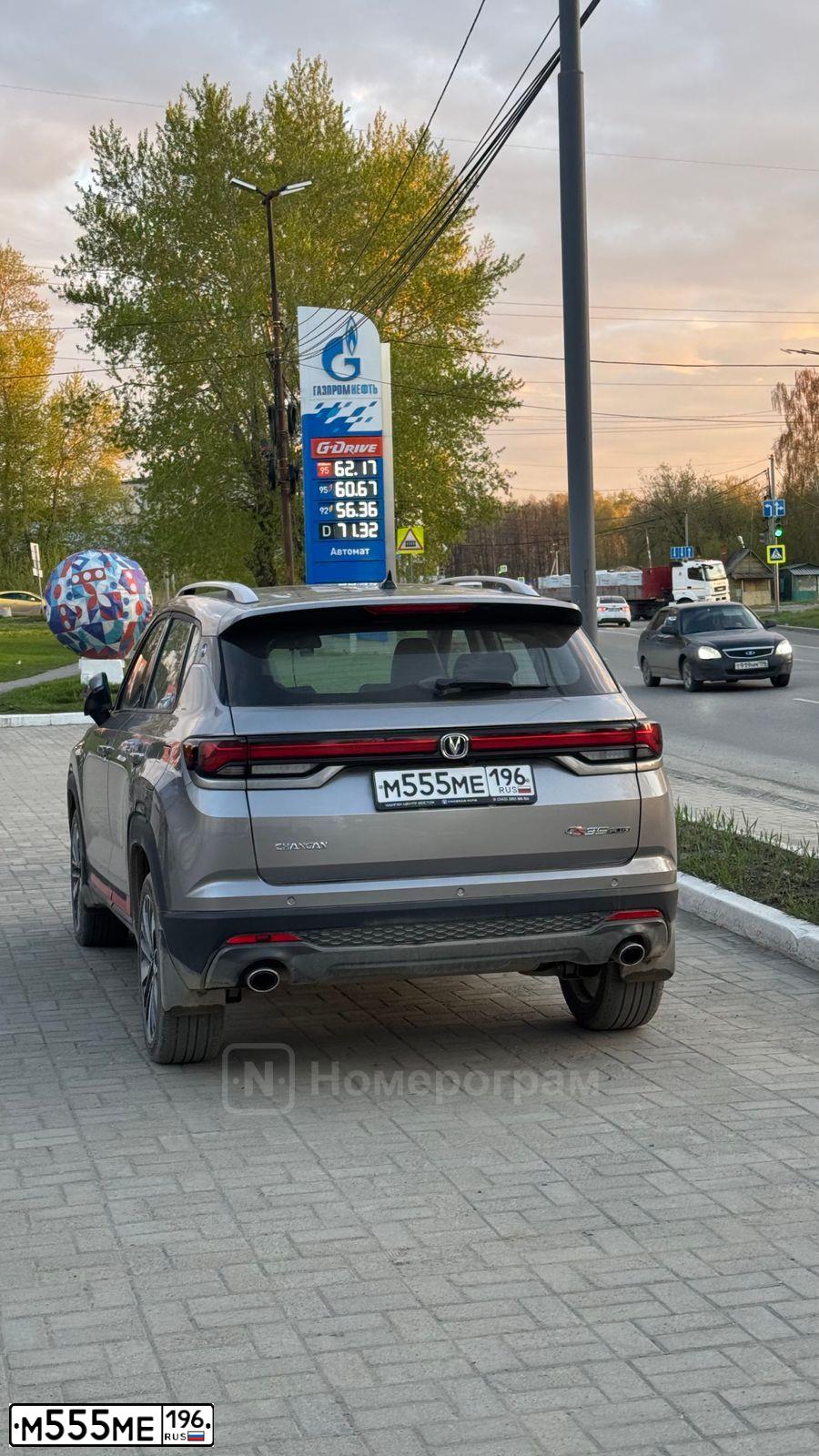 Фото автомобиля RENAULT KAPTUR, 2019 — госномер М555МЕ196. Цвет: Белый/черный