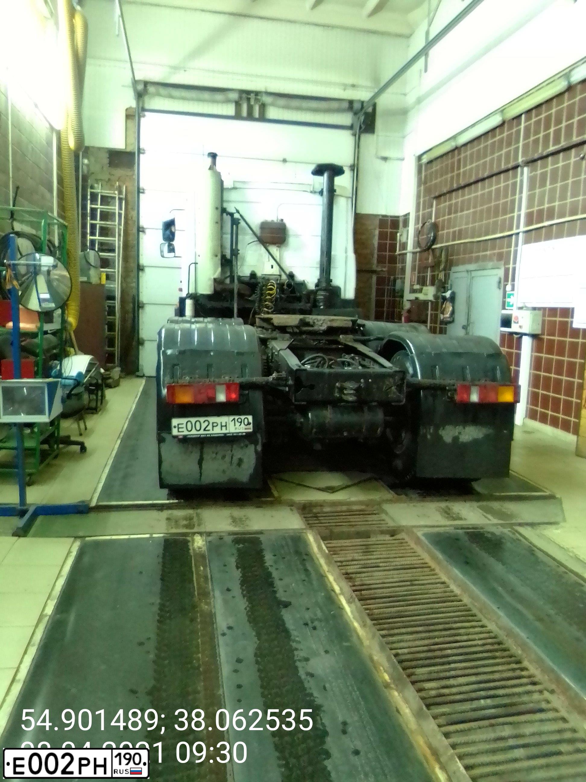 Фото автомобиля MAZ 6422 /6X4/, 2011 — госномер Е002РН190. Цвет: БЕЛЫЙ