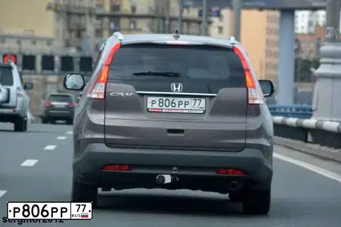 Фото автомобиля HONDA CR-V, 2013 — госномер Р806РР77. Цвет: КОРИЧНЕВЫЙ