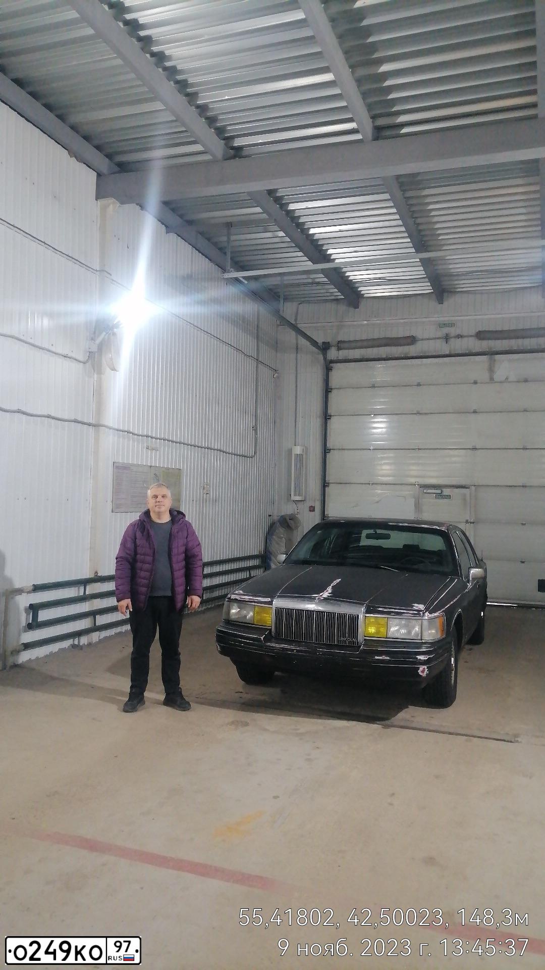 Фото автомобиля LINCOLN TOWN CAR, 1991 — госномер А873ВН252. Цвет: голубой