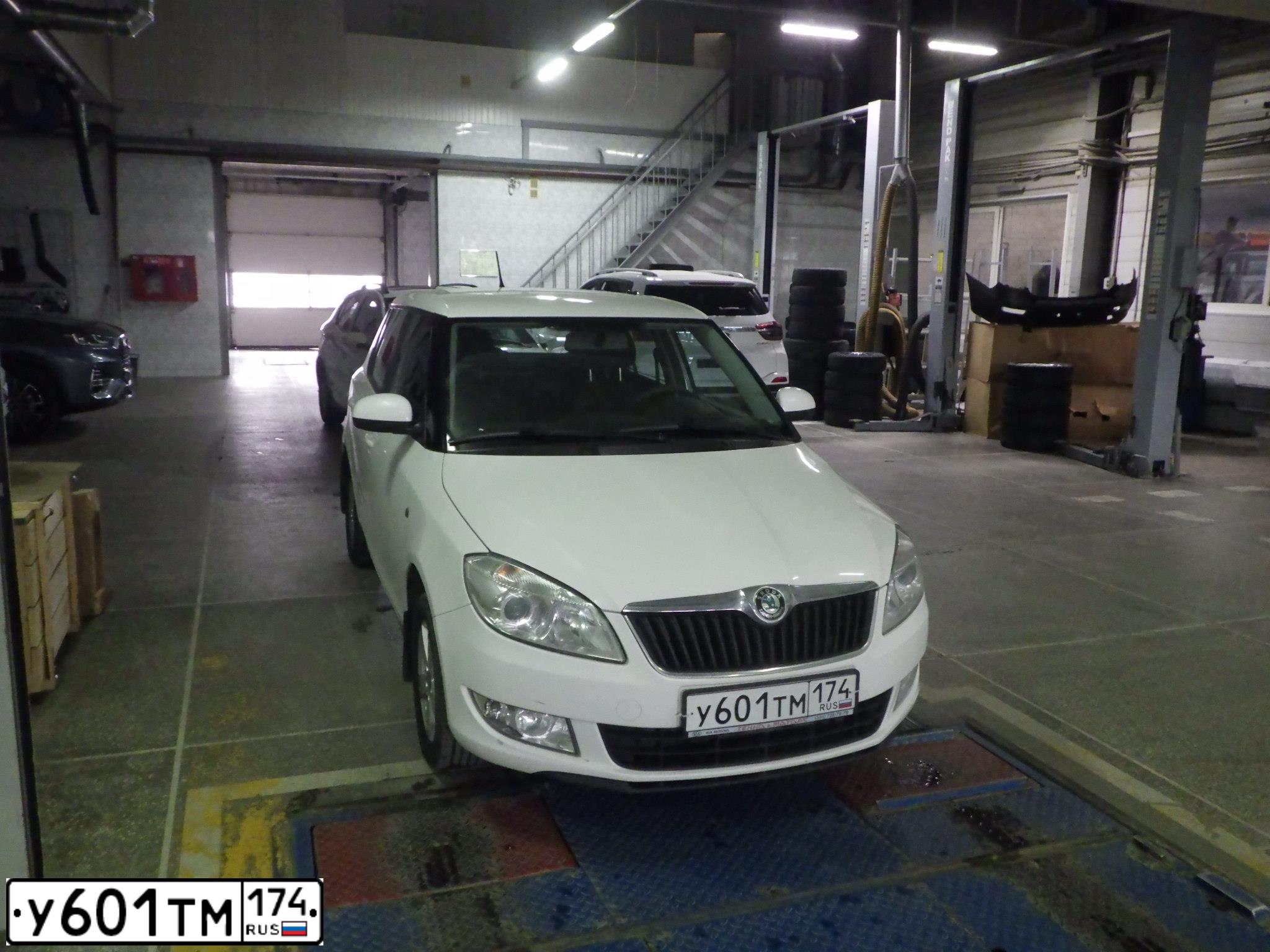 Фото автомобиля SKODA FABIA, 2012 — госномер У601ТМ174. Цвет: БЕЛЫЙ