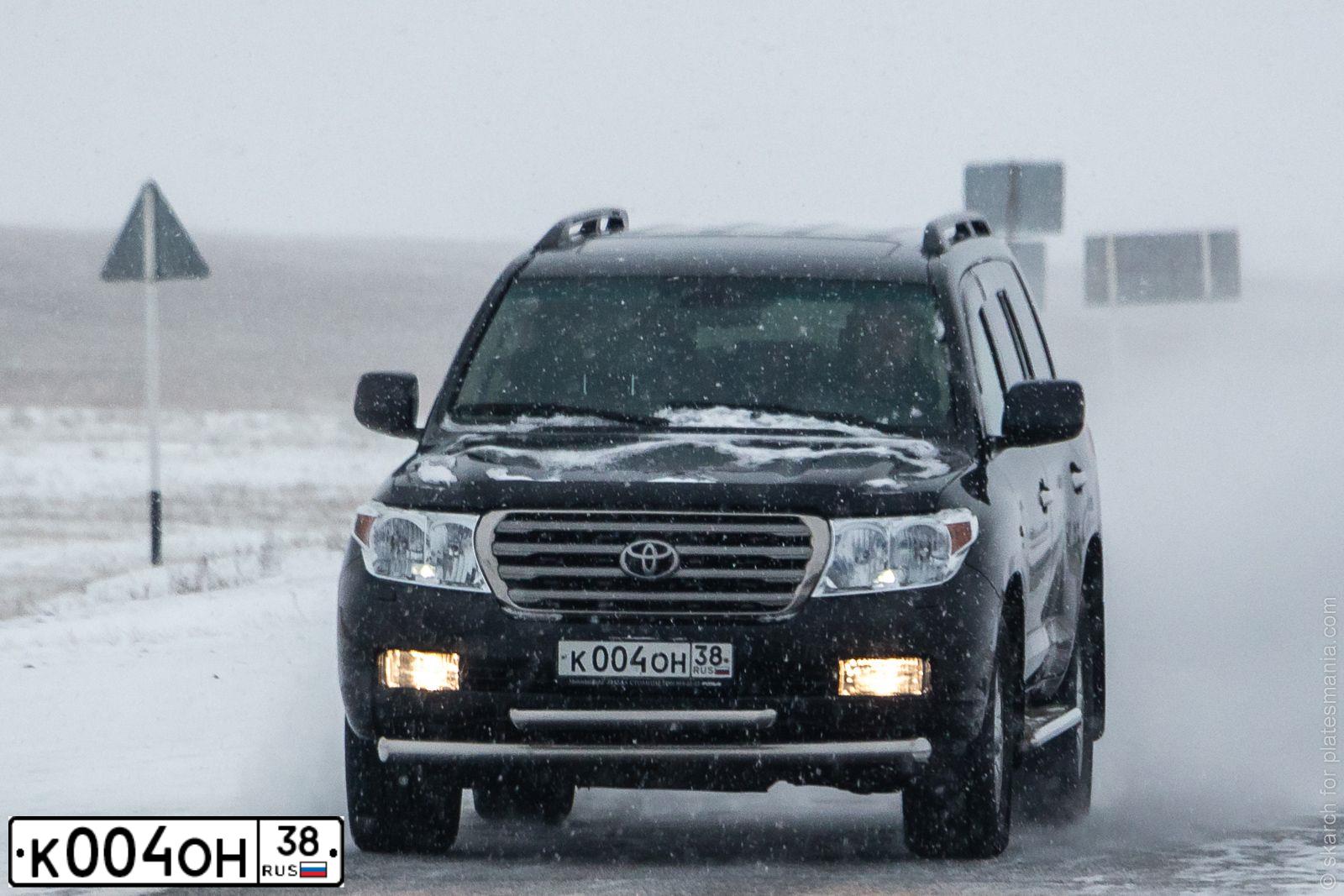 Фото автомобиля TOYOTA TUNDRA, 2012 — госномер К004ОН38. Цвет: ЧЕРНЫЙ