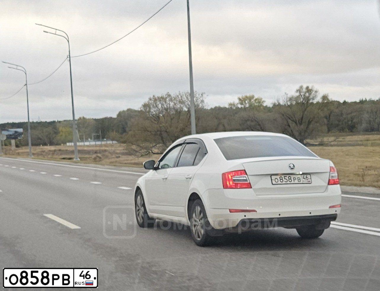 Фото автомобиля SKODA OCTAVIA, 2013 — госномер О858РВ46. Цвет: Белый