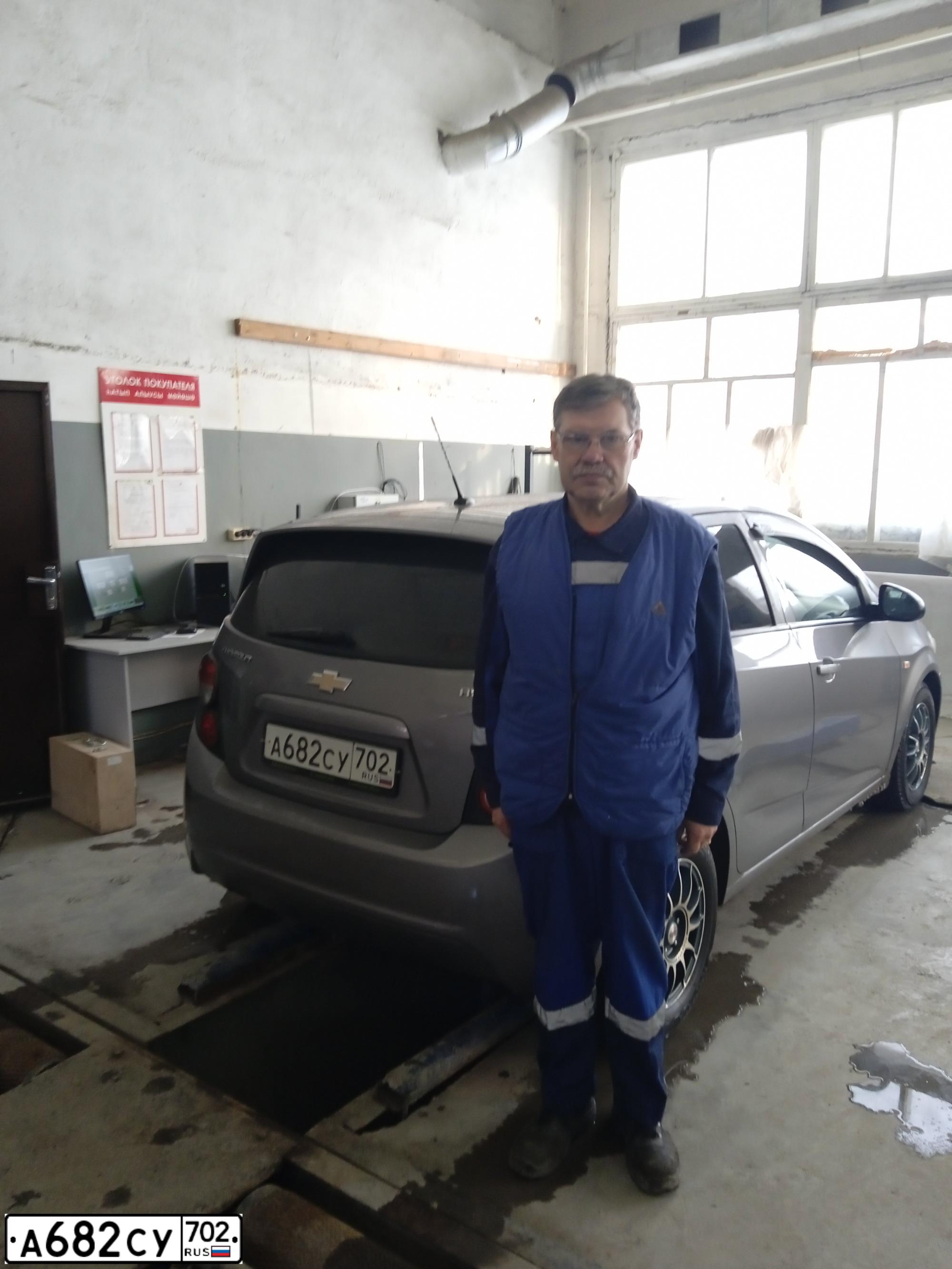 Фото автомобиля CHEVROLET AVEO, 2012 — госномер М703ТК102. Цвет: СЕРЫЙ