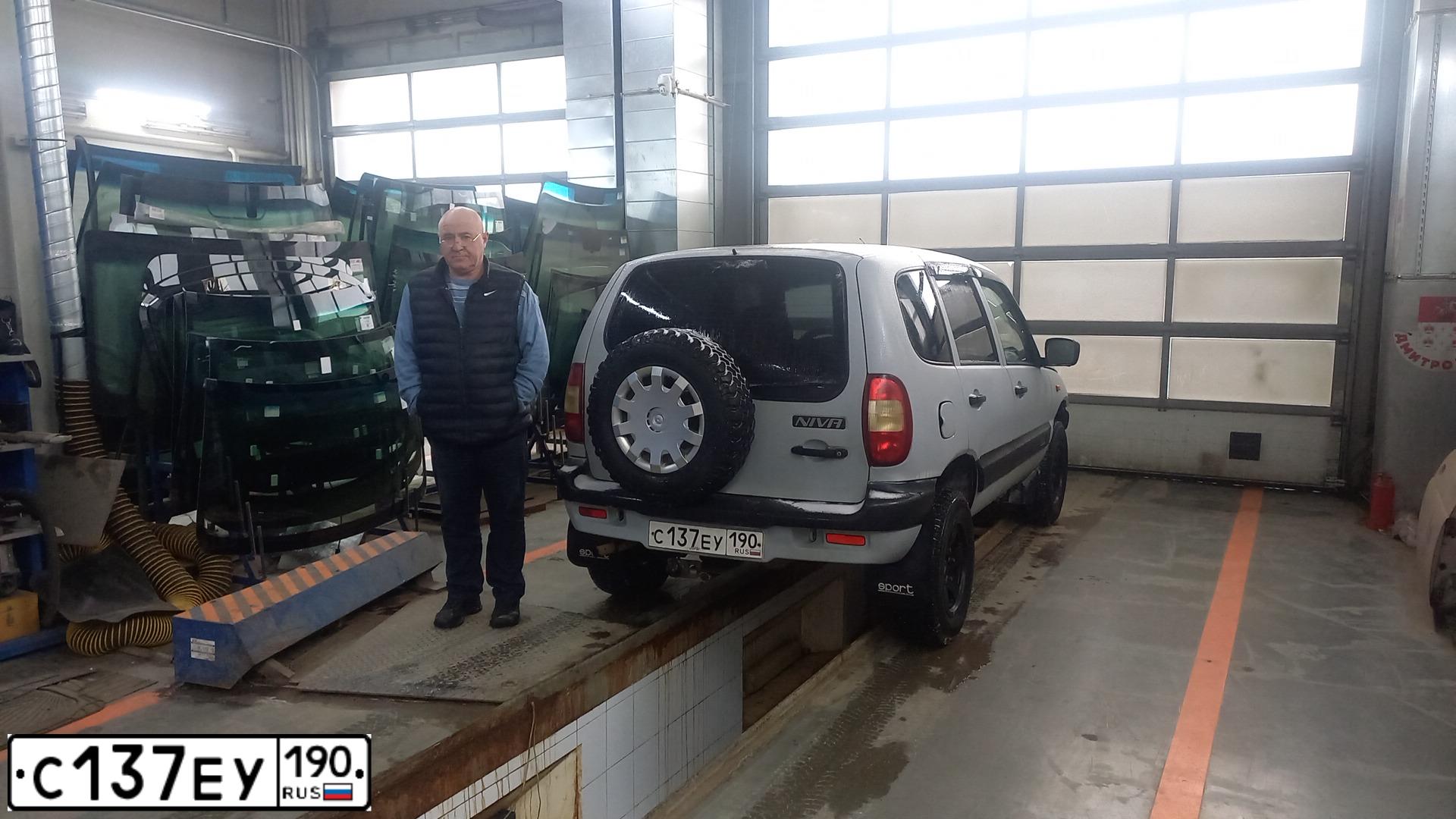 Фото автомобиля CHEVROLET NIVA, 2003 — госномер Р230ТЕ790. Цвет: СВЕТЛО-СЕРЕБРИСТЫЙ МЕТАЛИК