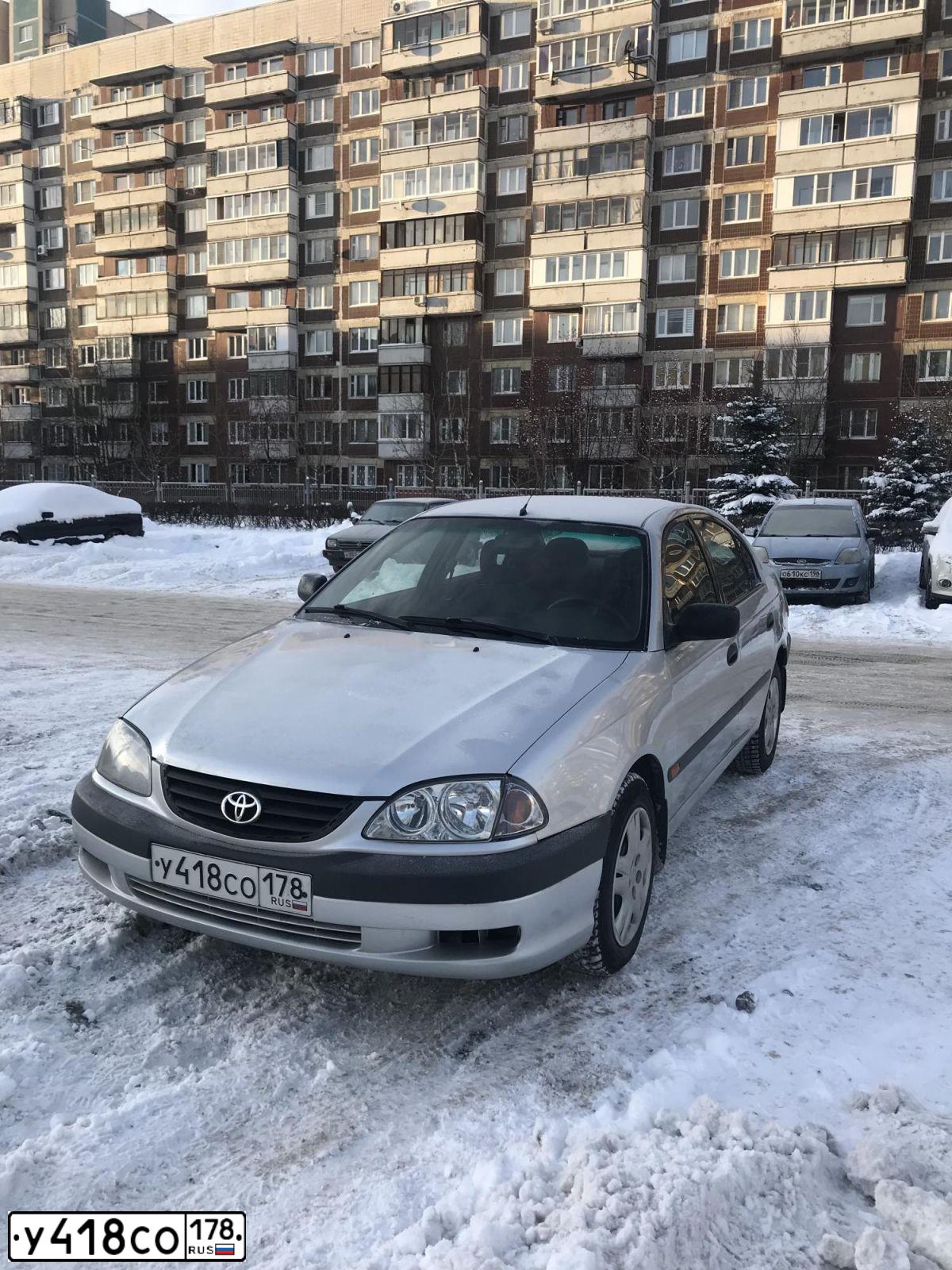 Фото автомобиля TOYOTA AVENSIS, 2002 — госномер Н073ВМ10. Цвет: Серебристый