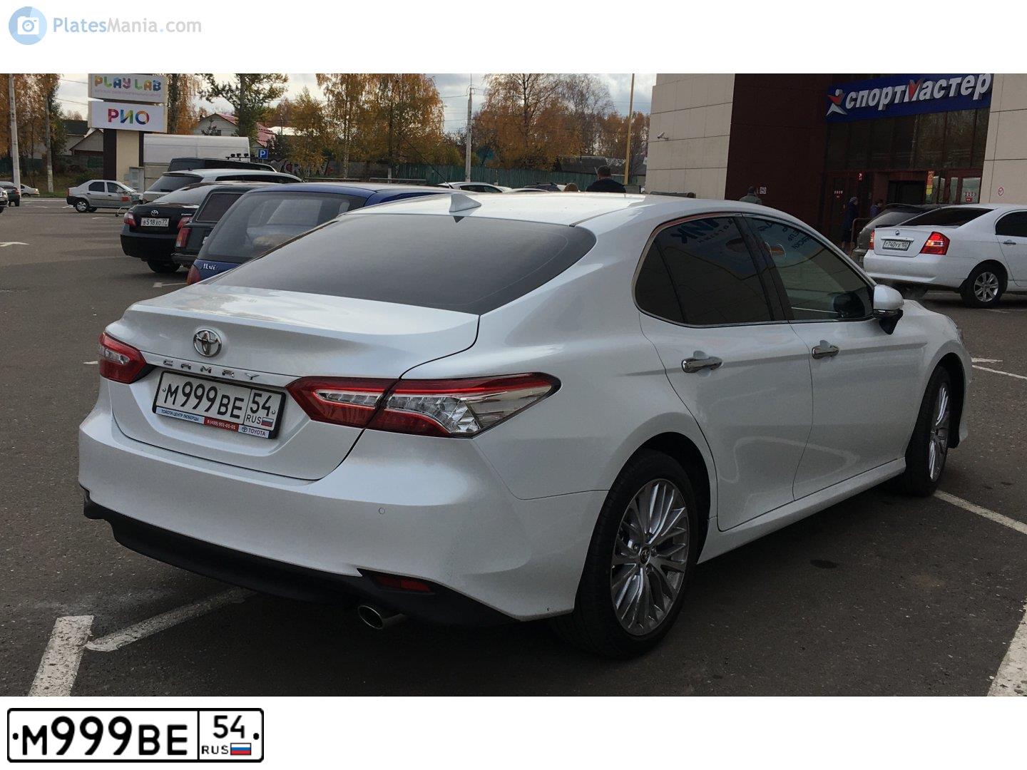 Фото автомобиля TOYOTA CAMRY, 2018 — госномер М999ВЕ54. Цвет: БЕЛЫЙ
