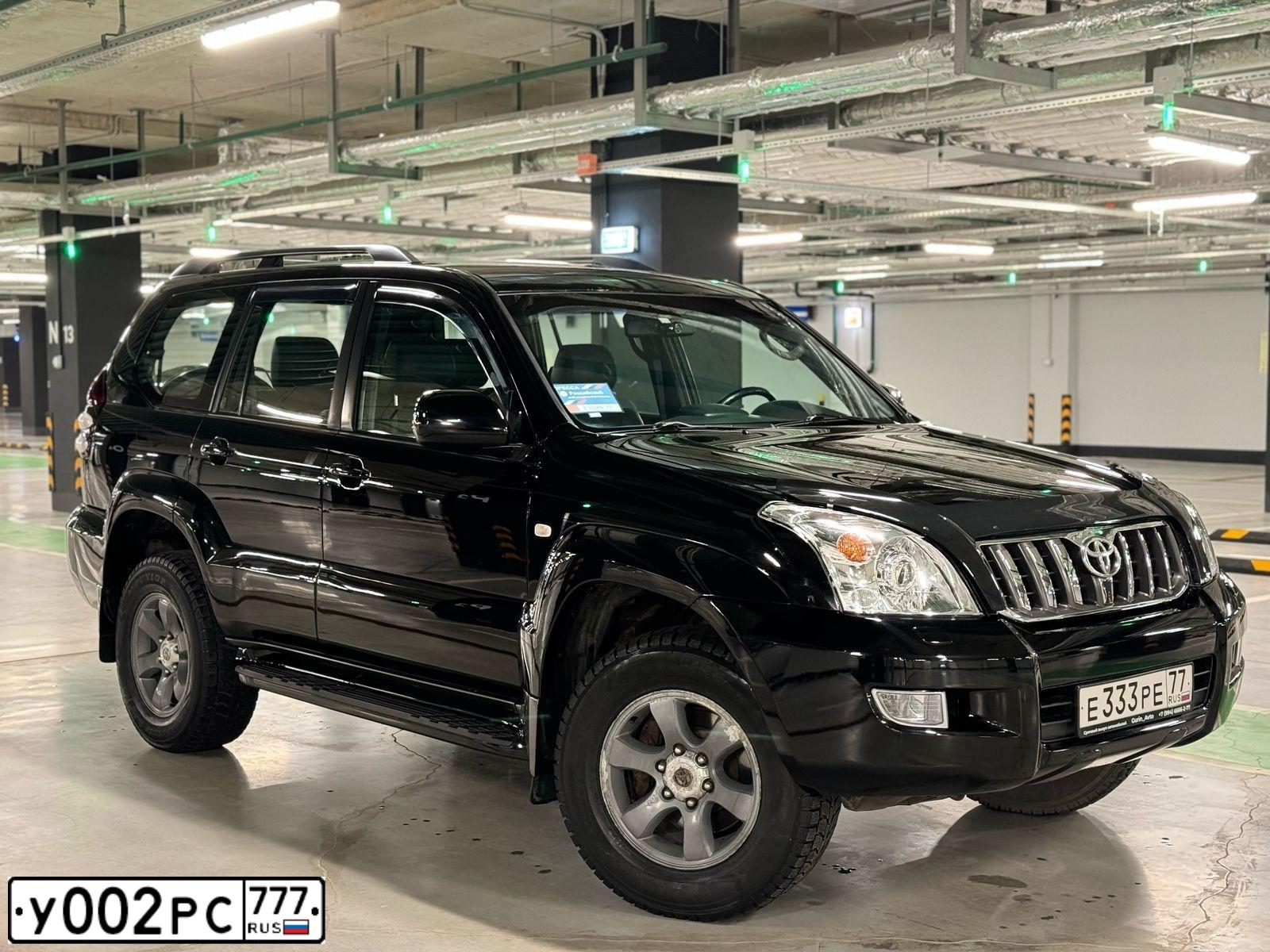 Фото автомобиля TOYOTA LANDCRUISER, 2005 — госномер У002РС777. Цвет: ЧЕРНЫЙ