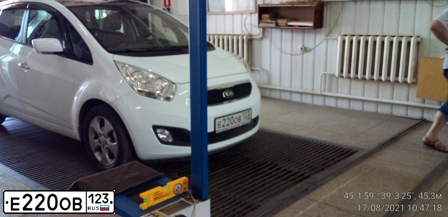 Фото автомобиля KIA VENGA, 2014 — госномер Е220ОВ123. Цвет: БЕЛЫЙ