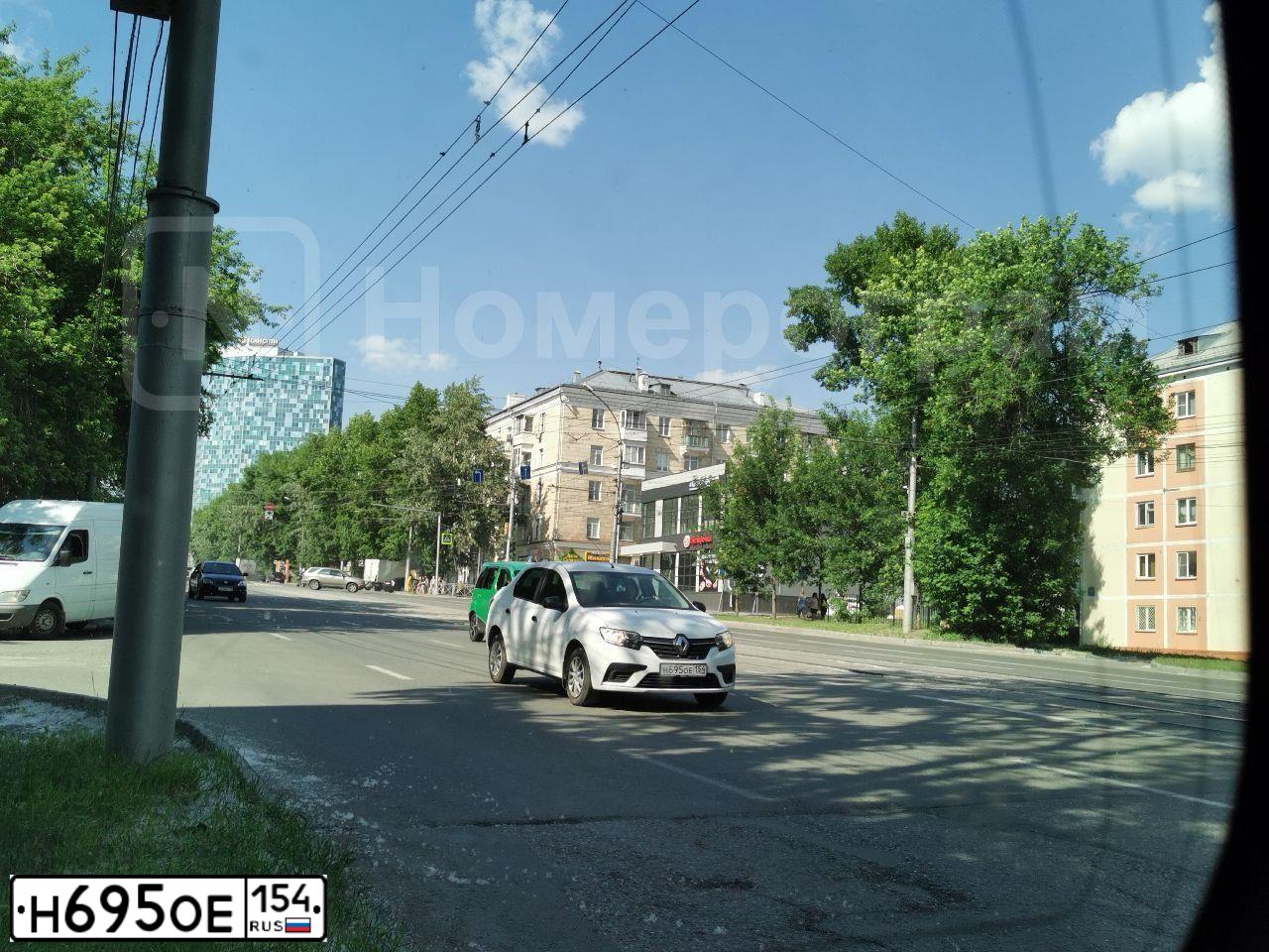Фото автомобиля RENAULT LOGAN, 2019 — госномер А679НУ30. Цвет: Белый