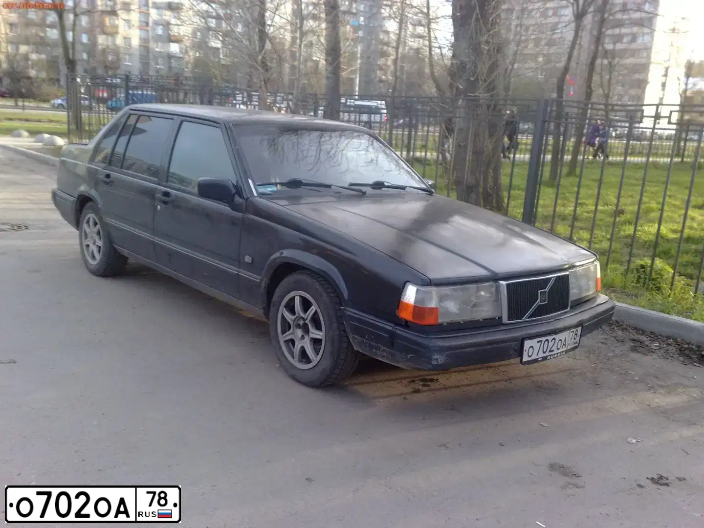 Фото автомобиля VOLVO 900-SERIE, 1993 — госномер О702ОА78. Цвет: ЧЕРНЫЙ