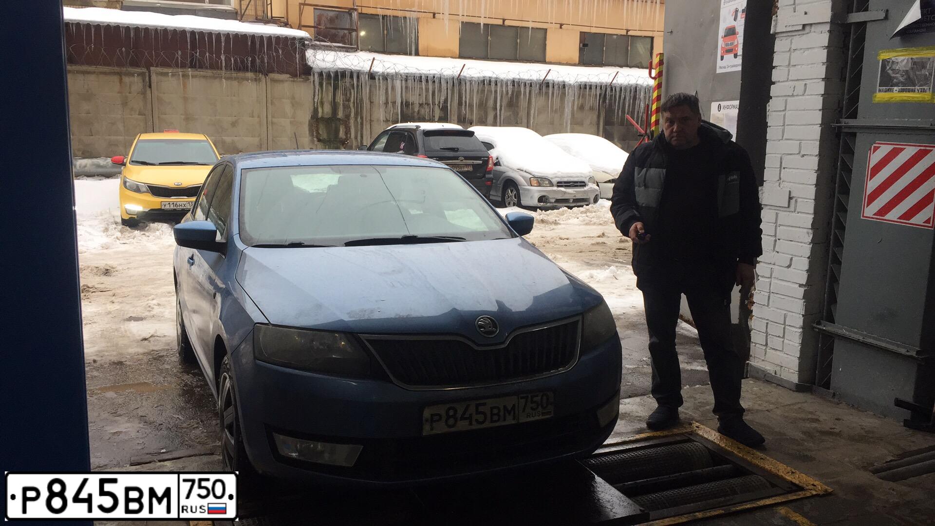 Фото автомобиля SKODA RAPID, 2015 — госномер Р845ВМ750. Цвет: синий
