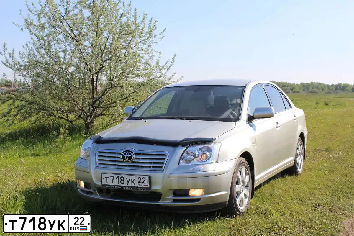 Фото автомобиля TOYOTA AVENSIS, 2004 — госномер О766НУ97. Цвет: Серебристый