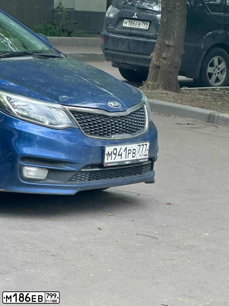 Фото автомобиля MITSUBISHI OUTLANDER, 2010 — госномер М186ЕВ799. Цвет: ЧЕРНЫЙ