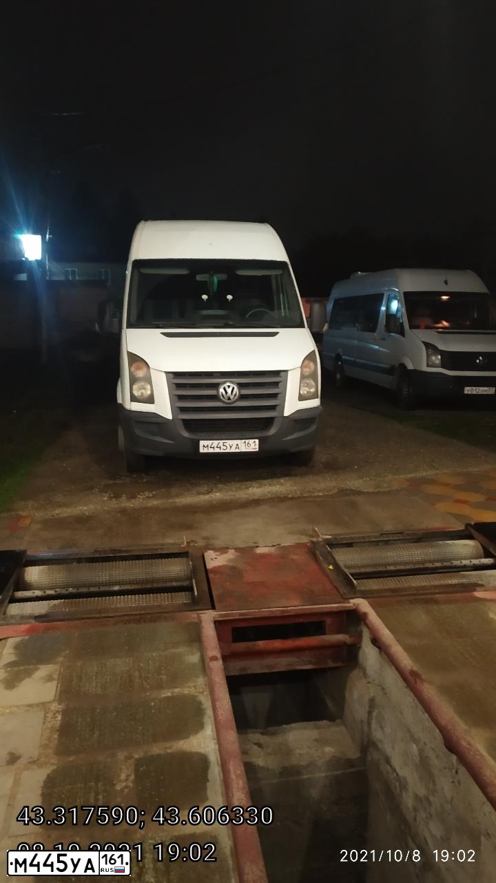 Фото автомобиля VOLKSWAGEN CRAFTER, 2009 — госномер М445УА161. Цвет: Белый