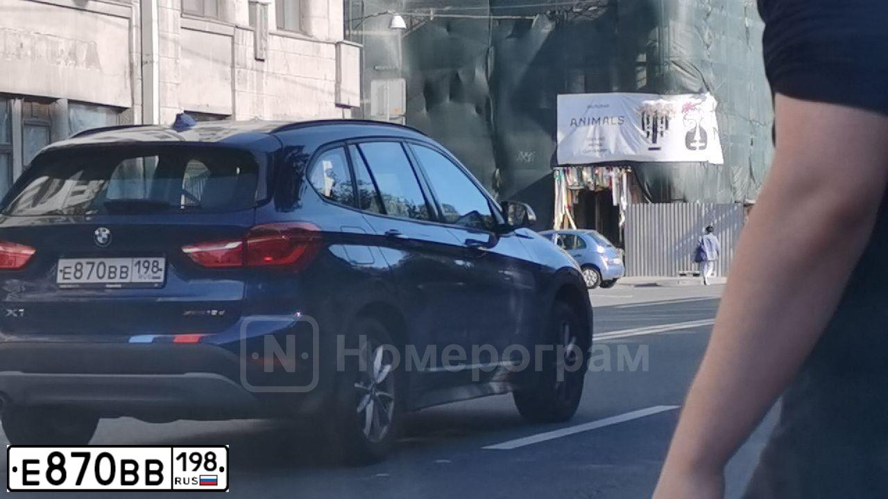 Фото автомобиля BMW X1, 2019 — госномер Н203РР21. Цвет: синий