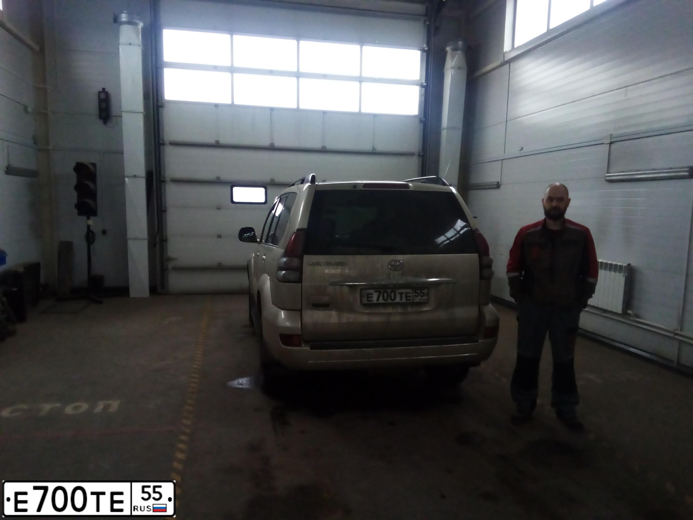 Фото автомобиля TOYOTA LANDCRUISER, 2007 — госномер Е700ТЕ55. Цвет: БЕЖЕВЫЙ
