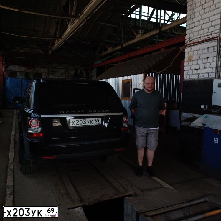 Фото автомобиля LANDROVER RANGE ROVER SPORT, 2010 — госномер Х203УК69. Цвет: ЧЕРНЫЙ