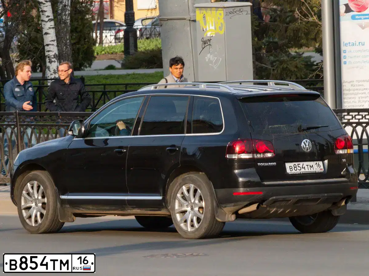 Фото автомобиля VOLKSWAGEN TOUAREG, 2007 — госномер К525ТР21. Цвет: ЧЕРНЫЙ