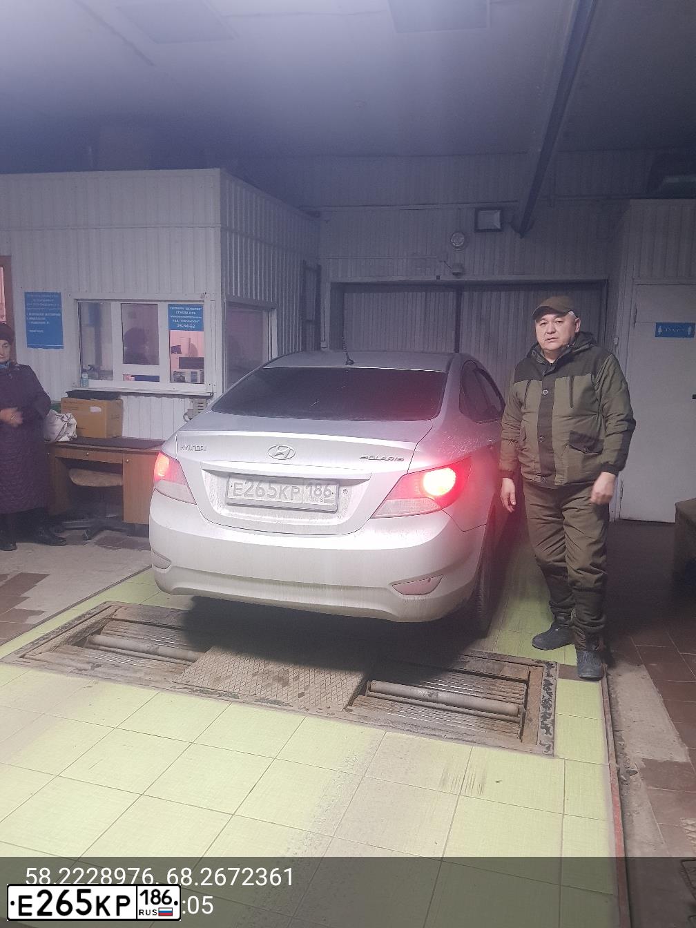 Фото автомобиля HYUNDAI SOLARIS, 2012 — госномер Х562СТ72. Цвет: Серебристый