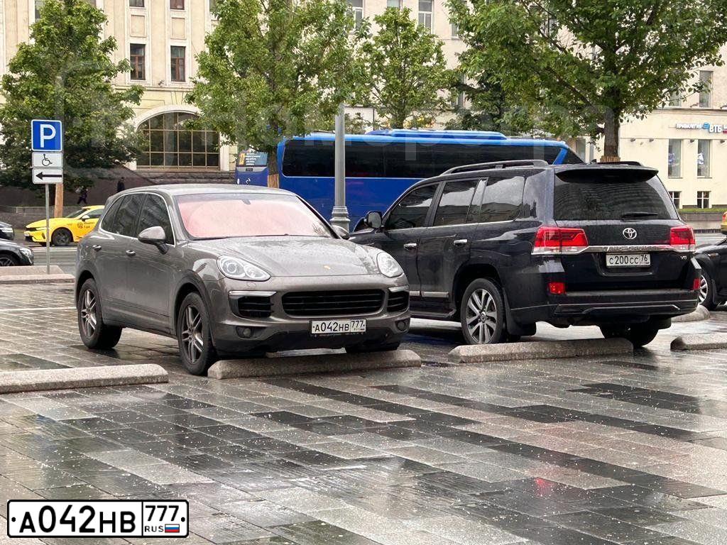Фото автомобиля PORSCHE CAYENNE, 2014 — госномер А042НВ777. Цвет: Коричневый