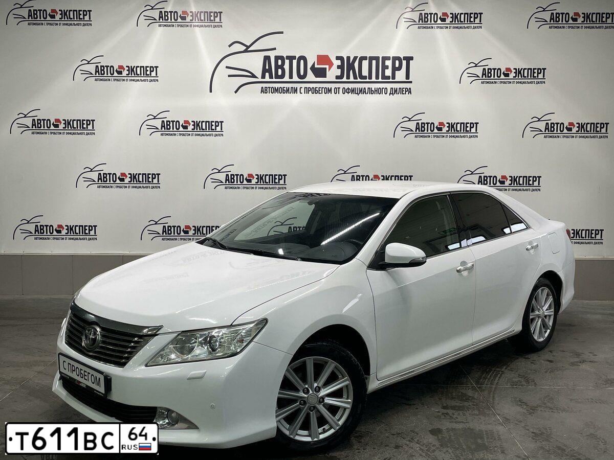 Фото автомобиля TOYOTA CAMRY, 2013 — госномер Т157ОТ790. Цвет: Белый