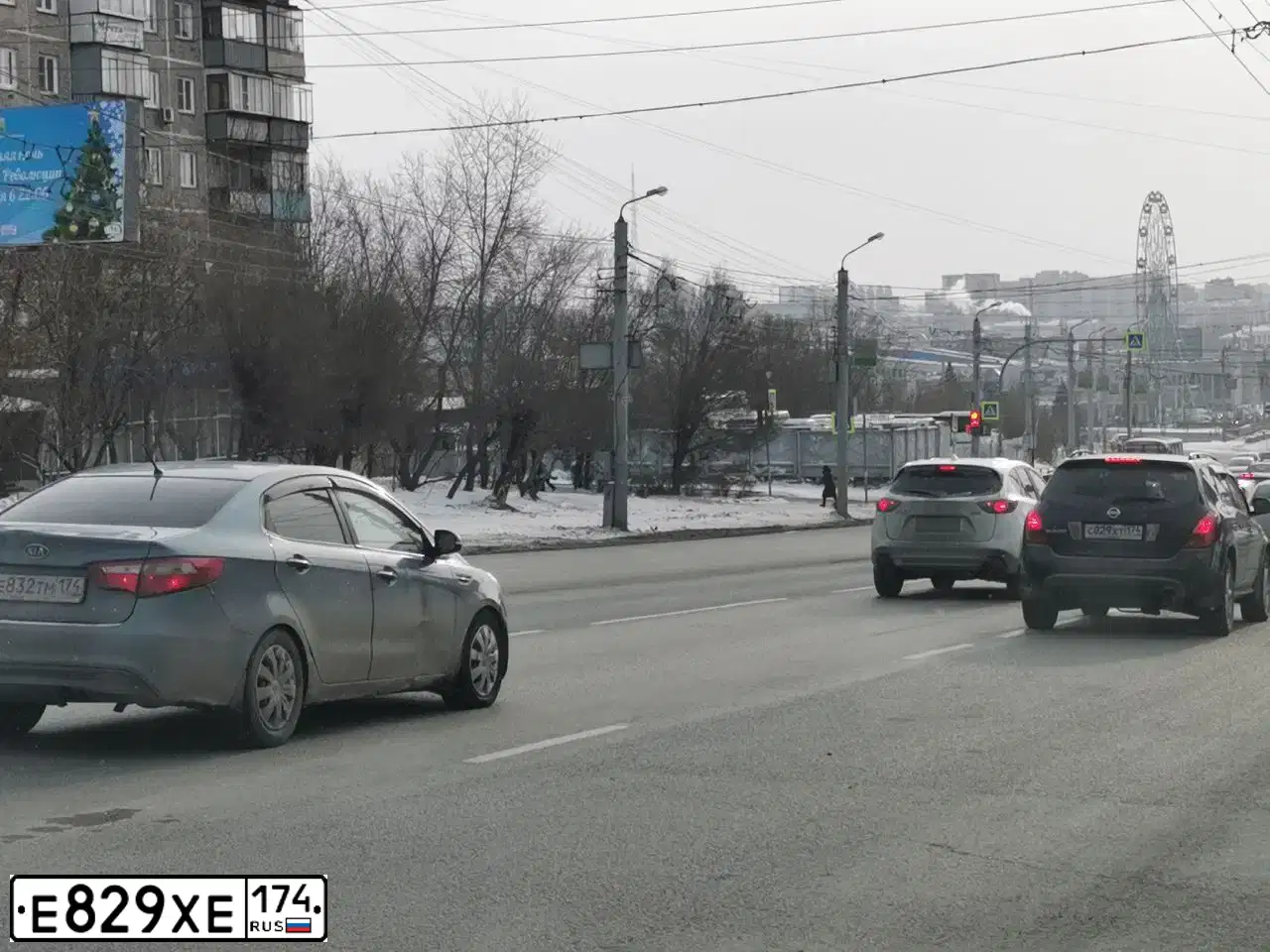 Фото автомобиля TOYOTA CAMRY, 2017 — госномер Е829ХЕ174. Цвет: ЧЕРНЫЙ МЕТАЛЛИК