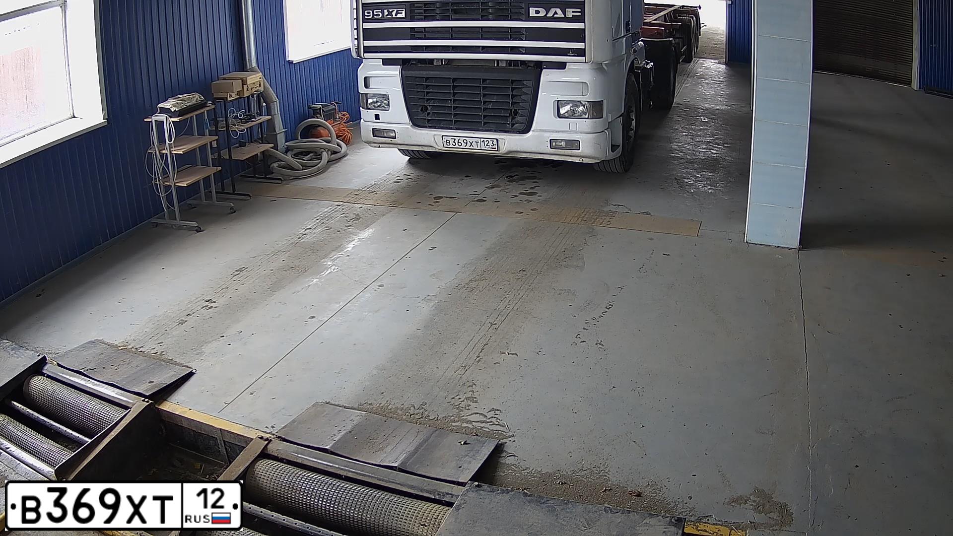 Фото автомобиля DAF XF 95 FT /4X2/, 2001 — госномер Н075ОВ39. Цвет: Белый