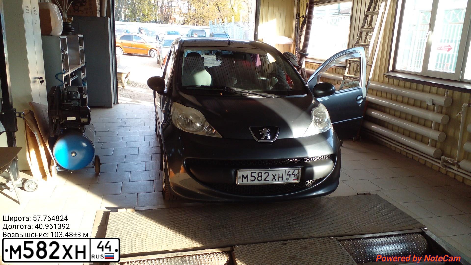 Фото автомобиля PEUGEOT 107, 2008 — госномер М582ХН44. Цвет: СЕРЫЙ
